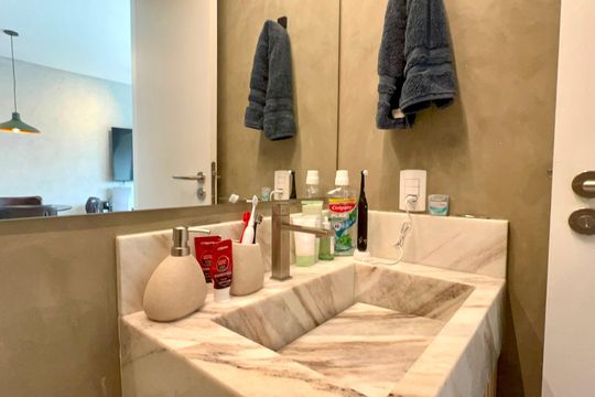 Banheiro de kitnet/studio à venda com 1 quarto, 34m² em Pinheiros, São Paulo