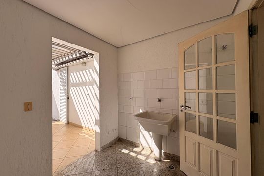 Área de serviço de casa à venda com 4 quartos, 323m² em Jardim Bela Vista, Santo André