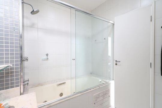 Banheiro da Suíte 2 de apartamento para alugar com 3 quartos, 264m² em Água Branca, São Paulo