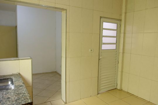 Cozinha 3 de casa à venda com 1 quarto, 75m² em Jardim Roberto, Osasco