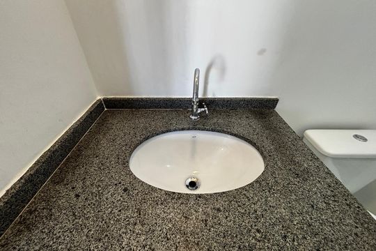Banheiro social de apartamento para alugar com 2 quartos, 45m² em Pinheiros, São Paulo