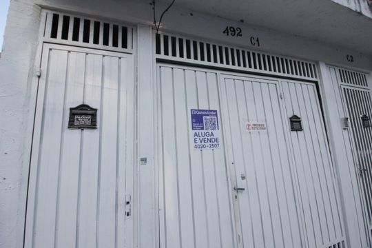 Fachada de casa à venda com 2 quartos, 170m² em Umuarama, Osasco