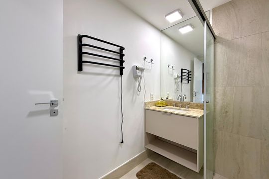 Banheiro  de apartamento para alugar com 1 quarto, 32m² em Campo Belo, São Paulo