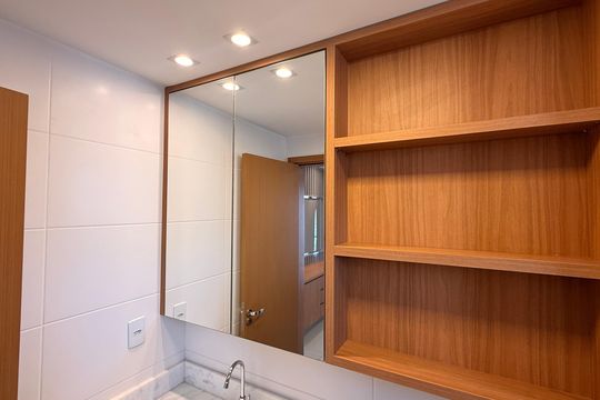 Banheiro de kitnet/studio para alugar com 1 quarto, 45m² em Setor Bueno, Goiânia