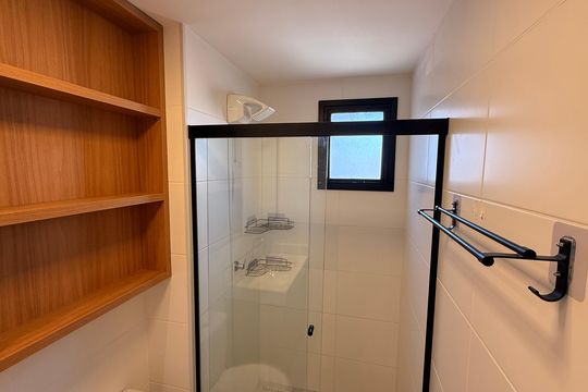 Banheiro de kitnet/studio para alugar com 1 quarto, 45m² em Setor Bueno, Goiânia