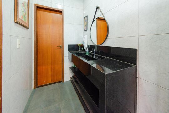 Banheiro social 2 de casa à venda com 4 quartos, 497m² em Alto Caiçaras, Belo Horizonte