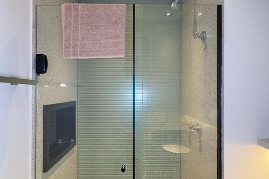 Banheiro de kitnet/studio para alugar com 1 quarto, 28m² em Jardim das Acacias, São Paulo