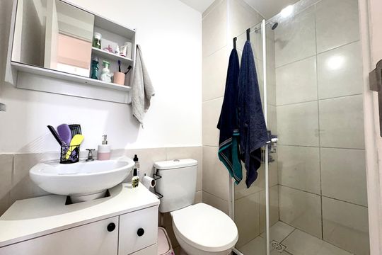 Banheiro de apartamento para alugar com 2 quartos, 45m² em Jacarepaguá, Rio de Janeiro