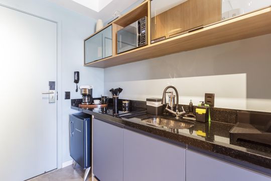 Cozinha de kitnet/studio à venda com 1 quarto, 24m² em Indianópolis, São Paulo