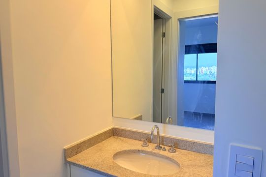 Banheiro  de apartamento para alugar com 1 quarto, 51m² em Santo Amaro, São Paulo