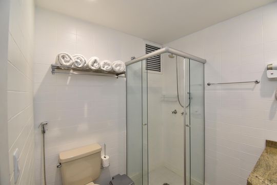 Banheiro de apartamento para alugar com 1 quarto, 67m² em Centro, Curitiba