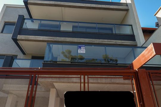 Placa de apartamento à venda com 2 quartos, 102m² em Três Figueiras, Porto Alegre