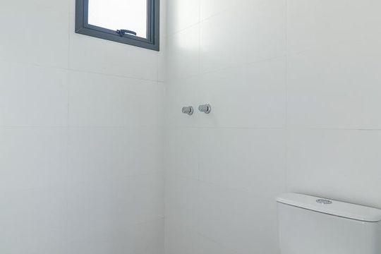 Banheiro da Suíte de apartamento à venda com 2 quartos, 74m² em Três Figueiras, Porto Alegre