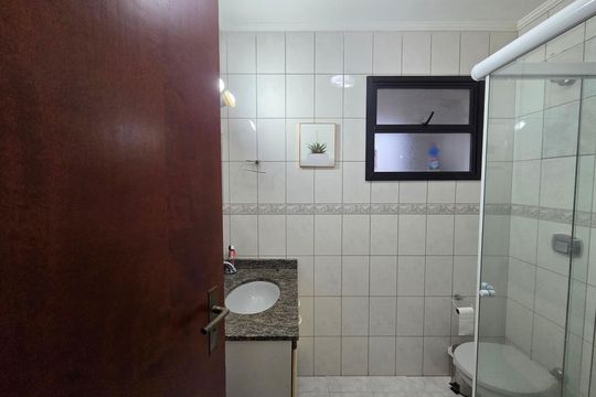 Banheiro social de apartamento para alugar com 2 quartos, 70m² em Vila Tupi, Praia Grande
