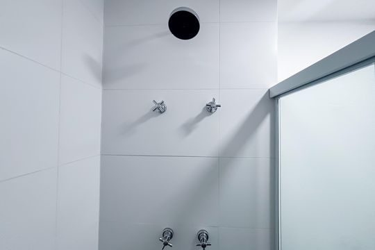 Banheiro de kitnet/studio à venda com 1 quarto, 25m² em Pinheiros, São Paulo