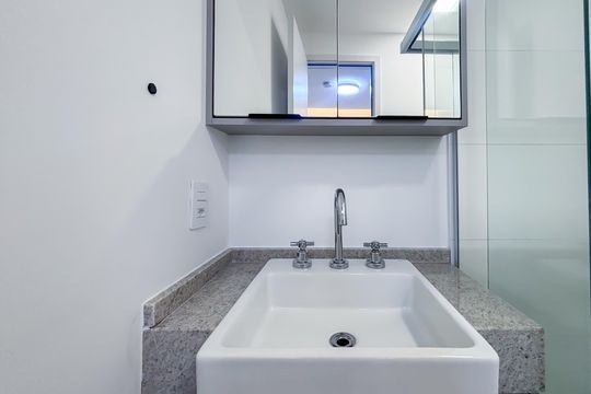 Banheiro de kitnet/studio à venda com 1 quarto, 25m² em Pinheiros, São Paulo