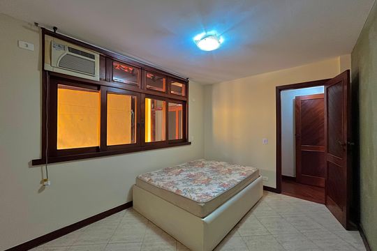 Suíte de casa de condomínio à venda com 7 quartos, 600m² em Barra da Tijuca, Rio de Janeiro