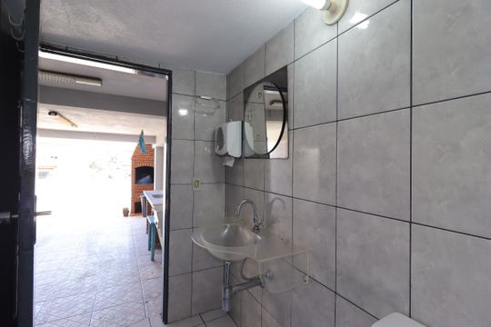 Banheiro de Serviço de casa à venda com 3 quartos, 147m² em Vila Camilópolis, Santo André