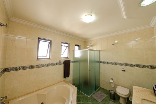 Banheiro de casa à venda com 4 quartos, 320m² em Vila Alpina, São Paulo