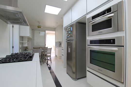 Cozinha de apartamento à venda com 3 quartos, 234m² em Itaim Bibi, São Paulo