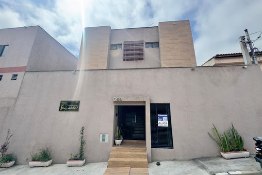 Placa instalada na fachada do imóvel  de kitnet/studio para alugar com 1 quarto, 31m² em Vila Nossa Senhora de Fatima, Guarulhos
