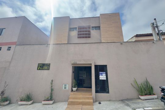Placa instalada na fachada do imóvel  de kitnet/studio para alugar com 1 quarto, 31m² em Vila Nossa Senhora de Fatima, Guarulhos