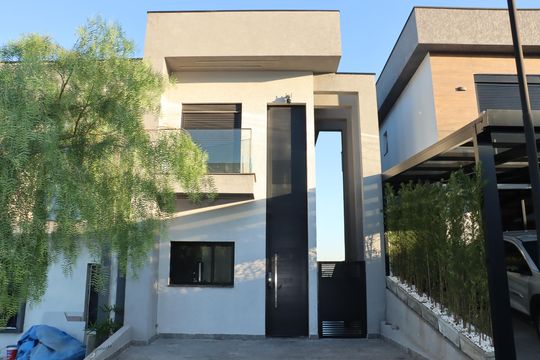 Casa de Condomínio para alugar com 3 quartos, 190m² em Jardim Semiramis, Cotia