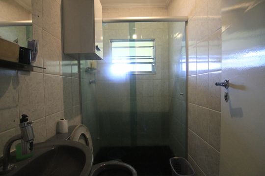 Banheiro social de casa à venda com 3 quartos, 200m² em Vila Monumento, São Paulo