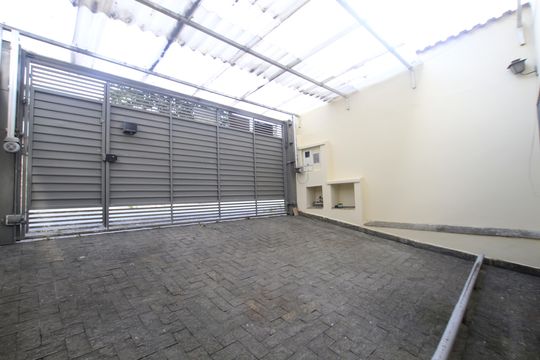 Garagem de casa à venda com 3 quartos, 200m² em Vila Monumento, São Paulo