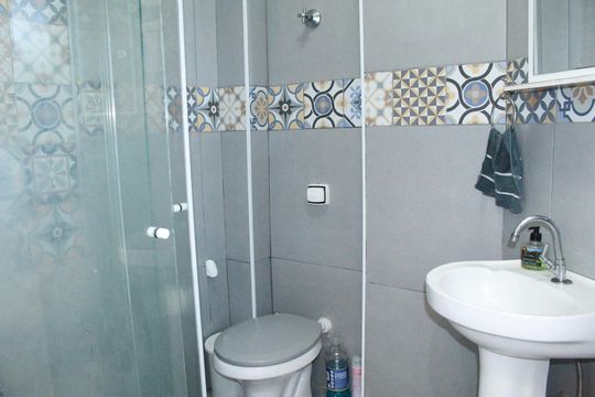 Banheiro social de kitnet/studio para alugar com 1 quarto, 33m² em Centro Histórico de São Paulo, São Paulo