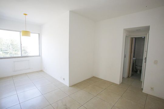 Sala de apartamento à venda com 2 quartos, 60m² em Tanque, Rio de Janeiro