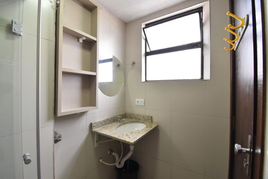 Banheiro  de apartamento para alugar com 1 quarto, 25m² em Centro, Curitiba