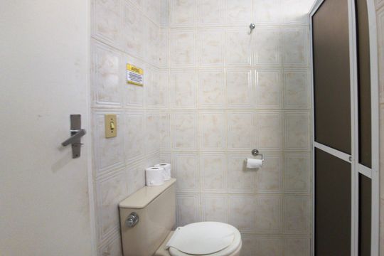 Banheiro da Suíte 2 de casa para alugar com 2 quartos, 102m² em Jardim Imperador, Praia Grande