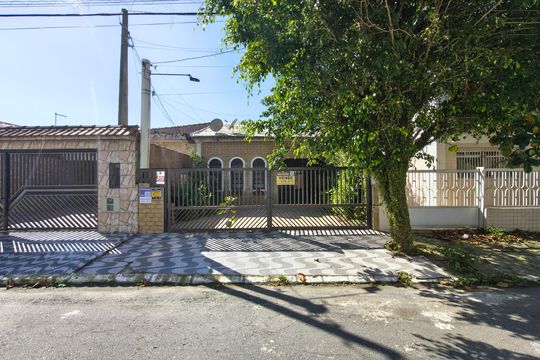 Fachada  de casa para alugar com 2 quartos, 102m² em Jardim Imperador, Praia Grande
