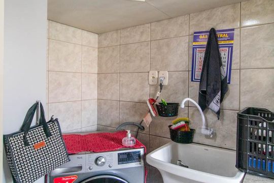 Área de serviço de casa à venda com 3 quartos, 250m² em Cristal, Porto Alegre