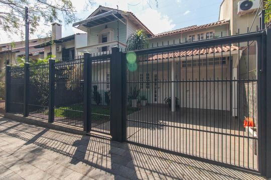 Fachada de casa à venda com 3 quartos, 250m² em Cristal, Porto Alegre