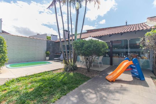 Área comum de casa à venda com 3 quartos, 250m² em Cristal, Porto Alegre