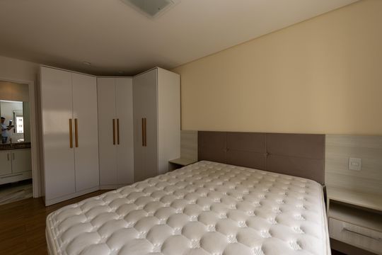 Suite de apartamento à venda com 2 quartos, 68m² em Jardim Tupanci, Barueri