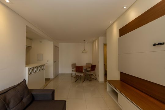Sala de apartamento à venda com 2 quartos, 68m² em Jardim Tupanci, Barueri