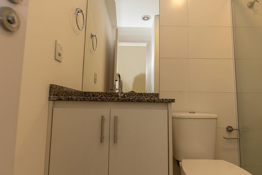Banheiro Social de apartamento à venda com 2 quartos, 68m² em Jardim Tupanci, Barueri