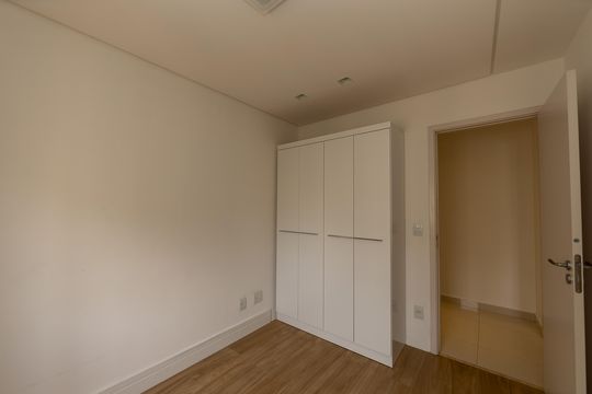 Quarto de apartamento à venda com 2 quartos, 68m² em Jardim Tupanci, Barueri