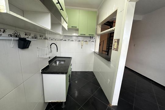 Cozinha de apartamento para alugar com 1 quarto, 45m² em Centro, São Vicente