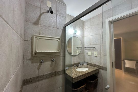 Banheiro Social de kitnet/studio à venda com 1 quarto, 54m² em Flamengo, Rio de Janeiro