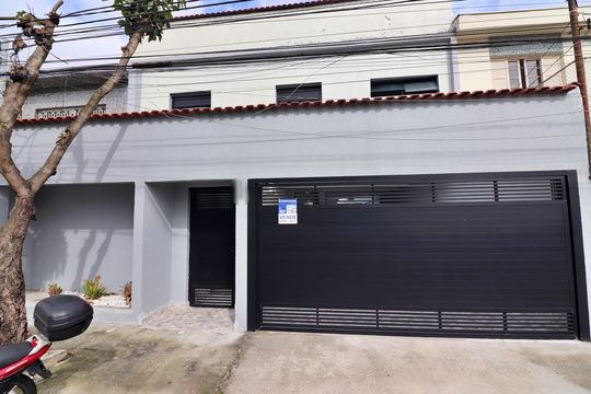 Fachada  de casa à venda com 3 quartos, 430m² em Vila Mariza, São Bernardo do Campo