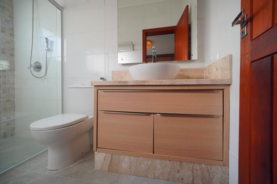 Banheiro da suíte 2 de casa de condomínio para alugar com 3 quartos, 270m² em São João do Rio Vermelho, Florianópolis