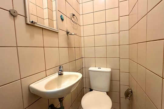Banheiro de serviço de apartamento à venda com 3 quartos, 135m² em Copacabana, Rio de Janeiro