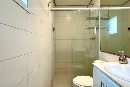 Banheiro da Suíte 1 de apartamento para alugar com 2 quartos, 74m² em Pinheiros, São Paulo