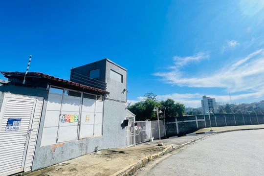Fachada do condominio com placa instalada de apartamento para alugar com 2 quartos, 45m² em Outeiro de Passárgada, Cotia