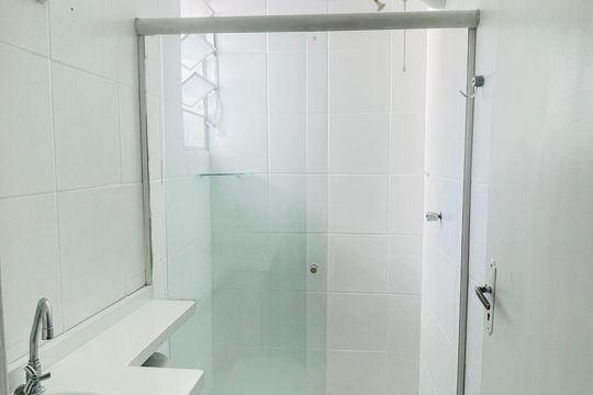 Banheiro de apartamento para alugar com 2 quartos, 45m² em Outeiro de Passárgada, Cotia
