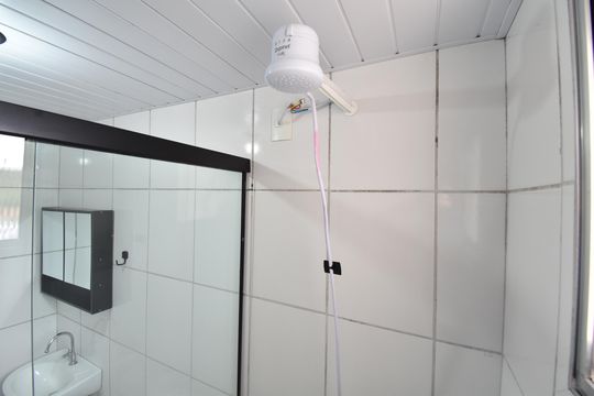Banheiro de apartamento para alugar com 2 quartos, 47m² em Santa Cândida, Curitiba